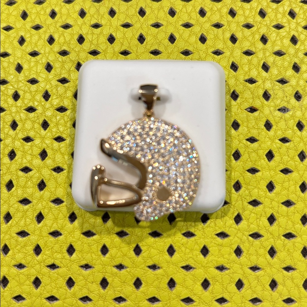 Beautiful pendant for Football lovers. 🏈🏈